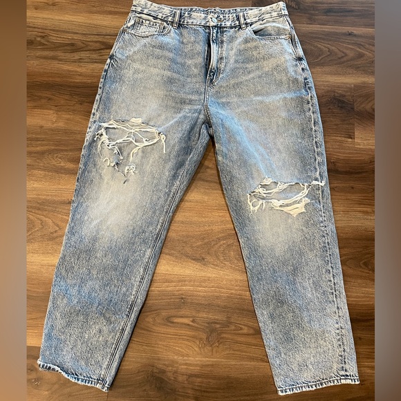 American Eagle Outfitters Denim - American Eagle Ladies size 16 acid washed Curvy Mom Jeans. Like new.